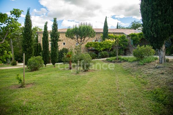 Entre Uzès et La Roque-sur-Cèze, Éden Provençal : Mas du XVIIIe & Son Domaine Privé sur 3,3 hectares