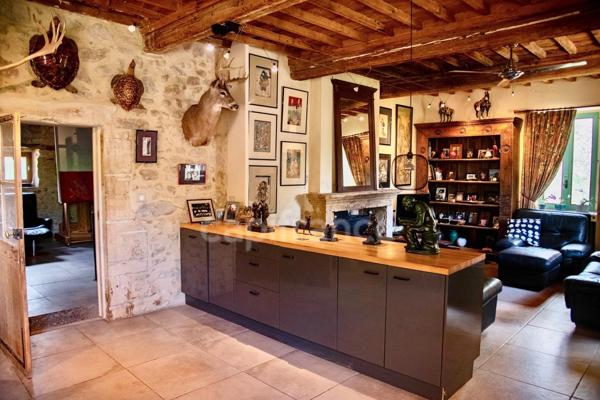 Entre Uzès et La Roque-sur-Cèze, Éden Provençal : Mas du XVIIIe & Son Domaine Privé sur 3,3 hectares