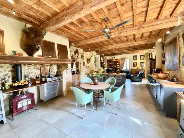 Entre Uzès et La Roque-sur-Cèze, Éden Provençal : Mas du XVIIIe & Son Domaine Privé sur 3,3 hectares