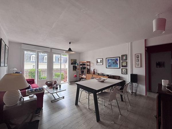Appartement T3 lumineux avec balcon ? 1er étage ? Proche centre-ville Laval Appartement T3 lumineux avec balcon ? 1er étage ? Proche centre-ville Laval