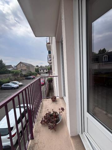 Appartement T3 lumineux avec balcon ? 1er étage ? Proche centre-ville Laval Appartement T3 lumineux avec balcon ? 1er étage ? Proche centre-ville Laval