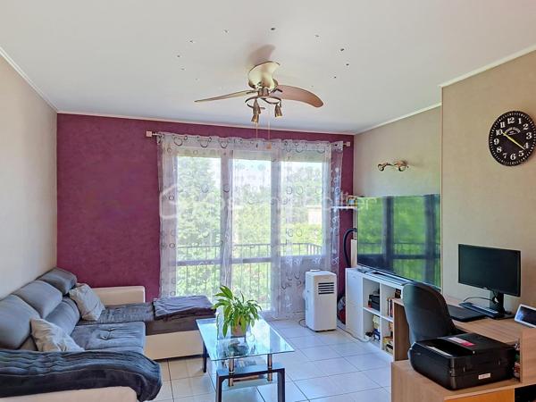 Au cœur de La Rochette, dans la résidence recherchée Le Clos des Peintres, découvrez cet appartement de 63 m², parfaitement entretenu, situé au 3ᵉ étage, offrant un cadre de vie calme, lumineux et pratique au quotidien.

Dès l'entrée, vous apprécierez sa belle pièce de vie baignée de lumière, avec une cuisine ouverte sur le salon/séjour, créant un espace convivial idéal pour partager de bons moments en famille ou entre amis. Le balcon, accessible depuis le séjour, vous permettra de profiter d'un agréable extérieur avec une vue dégagée.

L'espace nuit se compose de trois chambres, permettant d'accueillir confortablement une famille, d'aménager un bureau pour le télétravail ou une chambre d'amis. Une salle d'eau avec douche ainsi qu'un WC indépendant viennent compléter l'ensemble.

Parce qu'un logement fonctionnel fait toute la différence, vous bénéficiez également :

d'un garage fermé,
d'une cave offrant un espace de rangement supplémentaire.
Un emplacement idéal

La situation de l'appartement facilite le quotidien :

gare accessible à 15 minutes à pied,
commerces à seulement 3 minutes,
arrêt de bus au pied de la résidence,
écoles et commodités à proximité immédiate.
Les atouts que vous apprécierez

✔ Résidence calme et entretenue
✔ Appartement très lumineux
✔ Cuisine ouverte sur le séjour
✔ Balcon agréable
✔ Trois chambres
✔ Garage fermé + cave
✔ Proximité des transports, commerces et écoles

Que vous soyez primo-accédant, jeune famille ou investisseur à la recherche d'un bien facile à louer, cet appartement réunit de nombreux atouts.

Une visite suffira pour vous convaincre. Contactez-moi dès aujourd'hui pour découvrir ce bien.