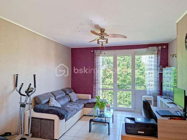 Au cœur de La Rochette, dans la résidence recherchée Le Clos des Peintres, découvrez cet appartement de 63 m², parfaitement entretenu, situé au 3ᵉ étage, offrant un cadre de vie calme, lumineux et pratique au quotidien.

Dès l'entrée, vous apprécierez sa belle pièce de vie baignée de lumière, avec une cuisine ouverte sur le salon/séjour, créant un espace convivial idéal pour partager de bons moments en famille ou entre amis. Le balcon, accessible depuis le séjour, vous permettra de profiter d'un agréable extérieur avec une vue dégagée.

L'espace nuit se compose de trois chambres, permettant d'accueillir confortablement une famille, d'aménager un bureau pour le télétravail ou une chambre d'amis. Une salle d'eau avec douche ainsi qu'un WC indépendant viennent compléter l'ensemble.

Parce qu'un logement fonctionnel fait toute la différence, vous bénéficiez également :

d'un garage fermé,
d'une cave offrant un espace de rangement supplémentaire.
Un emplacement idéal

La situation de l'appartement facilite le quotidien :

gare accessible à 15 minutes à pied,
commerces à seulement 3 minutes,
arrêt de bus au pied de la résidence,
écoles et commodités à proximité immédiate.
Les atouts que vous apprécierez

✔ Résidence calme et entretenue
✔ Appartement très lumineux
✔ Cuisine ouverte sur le séjour
✔ Balcon agréable
✔ Trois chambres
✔ Garage fermé + cave
✔ Proximité des transports, commerces et écoles

Que vous soyez primo-accédant, jeune famille ou investisseur à la recherche d'un bien facile à louer, cet appartement réunit de nombreux atouts.

Une visite suffira pour vous convaincre. Contactez-moi dès aujourd'hui pour découvrir ce bien.