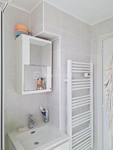 Au cœur de La Rochette, dans la résidence recherchée Le Clos des Peintres, découvrez cet appartement de 63 m², parfaitement entretenu, situé au 3ᵉ étage, offrant un cadre de vie calme, lumineux et pratique au quotidien.

Dès l'entrée, vous apprécierez sa belle pièce de vie baignée de lumière, avec une cuisine ouverte sur le salon/séjour, créant un espace convivial idéal pour partager de bons moments en famille ou entre amis. Le balcon, accessible depuis le séjour, vous permettra de profiter d'un agréable extérieur avec une vue dégagée.

L'espace nuit se compose de trois chambres, permettant d'accueillir confortablement une famille, d'aménager un bureau pour le télétravail ou une chambre d'amis. Une salle d'eau avec douche ainsi qu'un WC indépendant viennent compléter l'ensemble.

Parce qu'un logement fonctionnel fait toute la différence, vous bénéficiez également :

d'un garage fermé,
d'une cave offrant un espace de rangement supplémentaire.
Un emplacement idéal

La situation de l'appartement facilite le quotidien :

gare accessible à 15 minutes à pied,
commerces à seulement 3 minutes,
arrêt de bus au pied de la résidence,
écoles et commodités à proximité immédiate.
Les atouts que vous apprécierez

✔ Résidence calme et entretenue
✔ Appartement très lumineux
✔ Cuisine ouverte sur le séjour
✔ Balcon agréable
✔ Trois chambres
✔ Garage fermé + cave
✔ Proximité des transports, commerces et écoles

Que vous soyez primo-accédant, jeune famille ou investisseur à la recherche d'un bien facile à louer, cet appartement réunit de nombreux atouts.

Une visite suffira pour vous convaincre. Contactez-moi dès aujourd'hui pour découvrir ce bien.