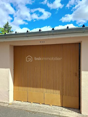 Au cœur de La Rochette, dans la résidence recherchée Le Clos des Peintres, découvrez cet appartement de 63 m², parfaitement entretenu, situé au 3ᵉ étage, offrant un cadre de vie calme, lumineux et pratique au quotidien.

Dès l'entrée, vous apprécierez sa belle pièce de vie baignée de lumière, avec une cuisine ouverte sur le salon/séjour, créant un espace convivial idéal pour partager de bons moments en famille ou entre amis. Le balcon, accessible depuis le séjour, vous permettra de profiter d'un agréable extérieur avec une vue dégagée.

L'espace nuit se compose de trois chambres, permettant d'accueillir confortablement une famille, d'aménager un bureau pour le télétravail ou une chambre d'amis. Une salle d'eau avec douche ainsi qu'un WC indépendant viennent compléter l'ensemble.

Parce qu'un logement fonctionnel fait toute la différence, vous bénéficiez également :

d'un garage fermé,
d'une cave offrant un espace de rangement supplémentaire.
Un emplacement idéal

La situation de l'appartement facilite le quotidien :

gare accessible à 15 minutes à pied,
commerces à seulement 3 minutes,
arrêt de bus au pied de la résidence,
écoles et commodités à proximité immédiate.
Les atouts que vous apprécierez

✔ Résidence calme et entretenue
✔ Appartement très lumineux
✔ Cuisine ouverte sur le séjour
✔ Balcon agréable
✔ Trois chambres
✔ Garage fermé + cave
✔ Proximité des transports, commerces et écoles

Que vous soyez primo-accédant, jeune famille ou investisseur à la recherche d'un bien facile à louer, cet appartement réunit de nombreux atouts.

Une visite suffira pour vous convaincre. Contactez-moi dès aujourd'hui pour découvrir ce bien.