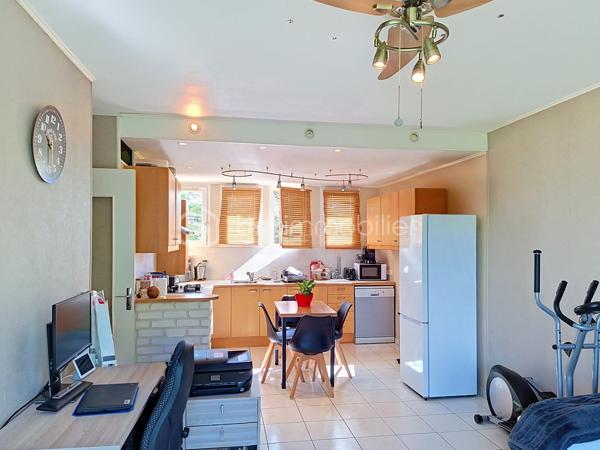 Au cœur de La Rochette, dans la résidence recherchée Le Clos des Peintres, découvrez cet appartement de 63 m², parfaitement entretenu, situé au 3ᵉ étage, offrant un cadre de vie calme, lumineux et pratique au quotidien.

Dès l'entrée, vous apprécierez sa belle pièce de vie baignée de lumière, avec une cuisine ouverte sur le salon/séjour, créant un espace convivial idéal pour partager de bons moments en famille ou entre amis. Le balcon, accessible depuis le séjour, vous permettra de profiter d'un agréable extérieur avec une vue dégagée.

L'espace nuit se compose de trois chambres, permettant d'accueillir confortablement une famille, d'aménager un bureau pour le télétravail ou une chambre d'amis. Une salle d'eau avec douche ainsi qu'un WC indépendant viennent compléter l'ensemble.

Parce qu'un logement fonctionnel fait toute la différence, vous bénéficiez également :

d'un garage fermé,
d'une cave offrant un espace de rangement supplémentaire.
Un emplacement idéal

La situation de l'appartement facilite le quotidien :

gare accessible à 15 minutes à pied,
commerces à seulement 3 minutes,
arrêt de bus au pied de la résidence,
écoles et commodités à proximité immédiate.
Les atouts que vous apprécierez

✔ Résidence calme et entretenue
✔ Appartement très lumineux
✔ Cuisine ouverte sur le séjour
✔ Balcon agréable
✔ Trois chambres
✔ Garage fermé + cave
✔ Proximité des transports, commerces et écoles

Que vous soyez primo-accédant, jeune famille ou investisseur à la recherche d'un bien facile à louer, cet appartement réunit de nombreux atouts.

Une visite suffira pour vous convaincre. Contactez-moi dès aujourd'hui pour découvrir ce bien.