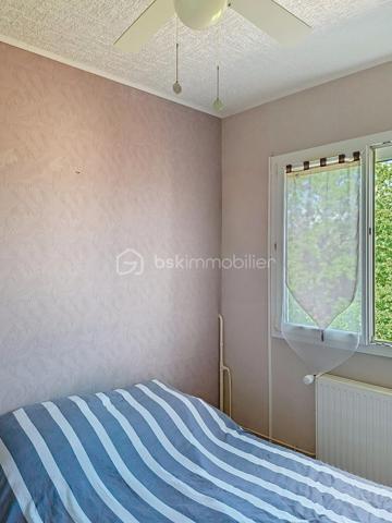 Au cœur de La Rochette, dans la résidence recherchée Le Clos des Peintres, découvrez cet appartement de 63 m², parfaitement entretenu, situé au 3ᵉ étage, offrant un cadre de vie calme, lumineux et pratique au quotidien.

Dès l'entrée, vous apprécierez sa belle pièce de vie baignée de lumière, avec une cuisine ouverte sur le salon/séjour, créant un espace convivial idéal pour partager de bons moments en famille ou entre amis. Le balcon, accessible depuis le séjour, vous permettra de profiter d'un agréable extérieur avec une vue dégagée.

L'espace nuit se compose de trois chambres, permettant d'accueillir confortablement une famille, d'aménager un bureau pour le télétravail ou une chambre d'amis. Une salle d'eau avec douche ainsi qu'un WC indépendant viennent compléter l'ensemble.

Parce qu'un logement fonctionnel fait toute la différence, vous bénéficiez également :

d'un garage fermé,
d'une cave offrant un espace de rangement supplémentaire.
Un emplacement idéal

La situation de l'appartement facilite le quotidien :

gare accessible à 15 minutes à pied,
commerces à seulement 3 minutes,
arrêt de bus au pied de la résidence,
écoles et commodités à proximité immédiate.
Les atouts que vous apprécierez

✔ Résidence calme et entretenue
✔ Appartement très lumineux
✔ Cuisine ouverte sur le séjour
✔ Balcon agréable
✔ Trois chambres
✔ Garage fermé + cave
✔ Proximité des transports, commerces et écoles

Que vous soyez primo-accédant, jeune famille ou investisseur à la recherche d'un bien facile à louer, cet appartement réunit de nombreux atouts.

Une visite suffira pour vous convaincre. Contactez-moi dès aujourd'hui pour découvrir ce bien.