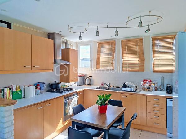 Au cœur de La Rochette, dans la résidence recherchée Le Clos des Peintres, découvrez cet appartement de 63 m², parfaitement entretenu, situé au 3ᵉ étage, offrant un cadre de vie calme, lumineux et pratique au quotidien.

Dès l'entrée, vous apprécierez sa belle pièce de vie baignée de lumière, avec une cuisine ouverte sur le salon/séjour, créant un espace convivial idéal pour partager de bons moments en famille ou entre amis. Le balcon, accessible depuis le séjour, vous permettra de profiter d'un agréable extérieur avec une vue dégagée.

L'espace nuit se compose de trois chambres, permettant d'accueillir confortablement une famille, d'aménager un bureau pour le télétravail ou une chambre d'amis. Une salle d'eau avec douche ainsi qu'un WC indépendant viennent compléter l'ensemble.

Parce qu'un logement fonctionnel fait toute la différence, vous bénéficiez également :

d'un garage fermé,
d'une cave offrant un espace de rangement supplémentaire.
Un emplacement idéal

La situation de l'appartement facilite le quotidien :

gare accessible à 15 minutes à pied,
commerces à seulement 3 minutes,
arrêt de bus au pied de la résidence,
écoles et commodités à proximité immédiate.
Les atouts que vous apprécierez

✔ Résidence calme et entretenue
✔ Appartement très lumineux
✔ Cuisine ouverte sur le séjour
✔ Balcon agréable
✔ Trois chambres
✔ Garage fermé + cave
✔ Proximité des transports, commerces et écoles

Que vous soyez primo-accédant, jeune famille ou investisseur à la recherche d'un bien facile à louer, cet appartement réunit de nombreux atouts.

Une visite suffira pour vous convaincre. Contactez-moi dès aujourd'hui pour découvrir ce bien.