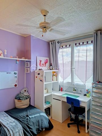 Au cœur de La Rochette, dans la résidence recherchée Le Clos des Peintres, découvrez cet appartement de 63 m², parfaitement entretenu, situé au 3ᵉ étage, offrant un cadre de vie calme, lumineux et pratique au quotidien.

Dès l'entrée, vous apprécierez sa belle pièce de vie baignée de lumière, avec une cuisine ouverte sur le salon/séjour, créant un espace convivial idéal pour partager de bons moments en famille ou entre amis. Le balcon, accessible depuis le séjour, vous permettra de profiter d'un agréable extérieur avec une vue dégagée.

L'espace nuit se compose de trois chambres, permettant d'accueillir confortablement une famille, d'aménager un bureau pour le télétravail ou une chambre d'amis. Une salle d'eau avec douche ainsi qu'un WC indépendant viennent compléter l'ensemble.

Parce qu'un logement fonctionnel fait toute la différence, vous bénéficiez également :

d'un garage fermé,
d'une cave offrant un espace de rangement supplémentaire.
Un emplacement idéal

La situation de l'appartement facilite le quotidien :

gare accessible à 15 minutes à pied,
commerces à seulement 3 minutes,
arrêt de bus au pied de la résidence,
écoles et commodités à proximité immédiate.
Les atouts que vous apprécierez

✔ Résidence calme et entretenue
✔ Appartement très lumineux
✔ Cuisine ouverte sur le séjour
✔ Balcon agréable
✔ Trois chambres
✔ Garage fermé + cave
✔ Proximité des transports, commerces et écoles

Que vous soyez primo-accédant, jeune famille ou investisseur à la recherche d'un bien facile à louer, cet appartement réunit de nombreux atouts.

Une visite suffira pour vous convaincre. Contactez-moi dès aujourd'hui pour découvrir ce bien.