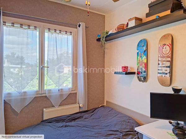 Au cœur de La Rochette, dans la résidence recherchée Le Clos des Peintres, découvrez cet appartement de 63 m², parfaitement entretenu, situé au 3ᵉ étage, offrant un cadre de vie calme, lumineux et pratique au quotidien.

Dès l'entrée, vous apprécierez sa belle pièce de vie baignée de lumière, avec une cuisine ouverte sur le salon/séjour, créant un espace convivial idéal pour partager de bons moments en famille ou entre amis. Le balcon, accessible depuis le séjour, vous permettra de profiter d'un agréable extérieur avec une vue dégagée.

L'espace nuit se compose de trois chambres, permettant d'accueillir confortablement une famille, d'aménager un bureau pour le télétravail ou une chambre d'amis. Une salle d'eau avec douche ainsi qu'un WC indépendant viennent compléter l'ensemble.

Parce qu'un logement fonctionnel fait toute la différence, vous bénéficiez également :

d'un garage fermé,
d'une cave offrant un espace de rangement supplémentaire.
Un emplacement idéal

La situation de l'appartement facilite le quotidien :

gare accessible à 15 minutes à pied,
commerces à seulement 3 minutes,
arrêt de bus au pied de la résidence,
écoles et commodités à proximité immédiate.
Les atouts que vous apprécierez

✔ Résidence calme et entretenue
✔ Appartement très lumineux
✔ Cuisine ouverte sur le séjour
✔ Balcon agréable
✔ Trois chambres
✔ Garage fermé + cave
✔ Proximité des transports, commerces et écoles

Que vous soyez primo-accédant, jeune famille ou investisseur à la recherche d'un bien facile à louer, cet appartement réunit de nombreux atouts.

Une visite suffira pour vous convaincre. Contactez-moi dès aujourd'hui pour découvrir ce bien.