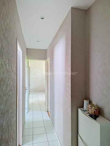 Au cœur de La Rochette, dans la résidence recherchée Le Clos des Peintres, découvrez cet appartement de 63 m², parfaitement entretenu, situé au 3ᵉ étage, offrant un cadre de vie calme, lumineux et pratique au quotidien.

Dès l'entrée, vous apprécierez sa belle pièce de vie baignée de lumière, avec une cuisine ouverte sur le salon/séjour, créant un espace convivial idéal pour partager de bons moments en famille ou entre amis. Le balcon, accessible depuis le séjour, vous permettra de profiter d'un agréable extérieur avec une vue dégagée.

L'espace nuit se compose de trois chambres, permettant d'accueillir confortablement une famille, d'aménager un bureau pour le télétravail ou une chambre d'amis. Une salle d'eau avec douche ainsi qu'un WC indépendant viennent compléter l'ensemble.

Parce qu'un logement fonctionnel fait toute la différence, vous bénéficiez également :

d'un garage fermé,
d'une cave offrant un espace de rangement supplémentaire.
Un emplacement idéal

La situation de l'appartement facilite le quotidien :

gare accessible à 15 minutes à pied,
commerces à seulement 3 minutes,
arrêt de bus au pied de la résidence,
écoles et commodités à proximité immédiate.
Les atouts que vous apprécierez

✔ Résidence calme et entretenue
✔ Appartement très lumineux
✔ Cuisine ouverte sur le séjour
✔ Balcon agréable
✔ Trois chambres
✔ Garage fermé + cave
✔ Proximité des transports, commerces et écoles

Que vous soyez primo-accédant, jeune famille ou investisseur à la recherche d'un bien facile à louer, cet appartement réunit de nombreux atouts.

Une visite suffira pour vous convaincre. Contactez-moi dès aujourd'hui pour découvrir ce bien.