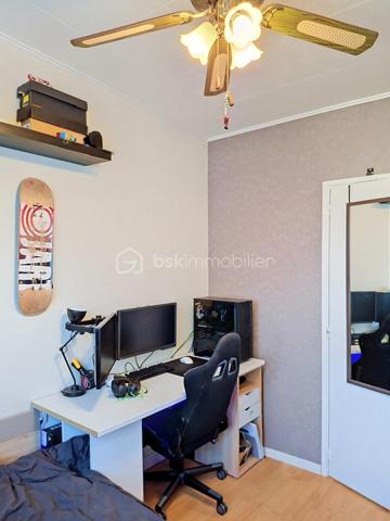 Au cœur de La Rochette, dans la résidence recherchée Le Clos des Peintres, découvrez cet appartement de 63 m², parfaitement entretenu, situé au 3ᵉ étage, offrant un cadre de vie calme, lumineux et pratique au quotidien.

Dès l'entrée, vous apprécierez sa belle pièce de vie baignée de lumière, avec une cuisine ouverte sur le salon/séjour, créant un espace convivial idéal pour partager de bons moments en famille ou entre amis. Le balcon, accessible depuis le séjour, vous permettra de profiter d'un agréable extérieur avec une vue dégagée.

L'espace nuit se compose de trois chambres, permettant d'accueillir confortablement une famille, d'aménager un bureau pour le télétravail ou une chambre d'amis. Une salle d'eau avec douche ainsi qu'un WC indépendant viennent compléter l'ensemble.

Parce qu'un logement fonctionnel fait toute la différence, vous bénéficiez également :

d'un garage fermé,
d'une cave offrant un espace de rangement supplémentaire.
Un emplacement idéal

La situation de l'appartement facilite le quotidien :

gare accessible à 15 minutes à pied,
commerces à seulement 3 minutes,
arrêt de bus au pied de la résidence,
écoles et commodités à proximité immédiate.
Les atouts que vous apprécierez

✔ Résidence calme et entretenue
✔ Appartement très lumineux
✔ Cuisine ouverte sur le séjour
✔ Balcon agréable
✔ Trois chambres
✔ Garage fermé + cave
✔ Proximité des transports, commerces et écoles

Que vous soyez primo-accédant, jeune famille ou investisseur à la recherche d'un bien facile à louer, cet appartement réunit de nombreux atouts.

Une visite suffira pour vous convaincre. Contactez-moi dès aujourd'hui pour découvrir ce bien.