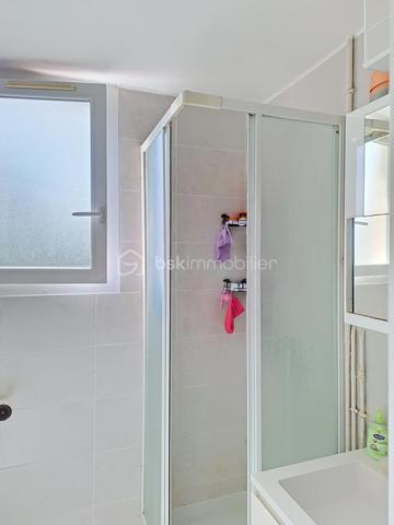 Au cœur de La Rochette, dans la résidence recherchée Le Clos des Peintres, découvrez cet appartement de 63 m², parfaitement entretenu, situé au 3ᵉ étage, offrant un cadre de vie calme, lumineux et pratique au quotidien.

Dès l'entrée, vous apprécierez sa belle pièce de vie baignée de lumière, avec une cuisine ouverte sur le salon/séjour, créant un espace convivial idéal pour partager de bons moments en famille ou entre amis. Le balcon, accessible depuis le séjour, vous permettra de profiter d'un agréable extérieur avec une vue dégagée.

L'espace nuit se compose de trois chambres, permettant d'accueillir confortablement une famille, d'aménager un bureau pour le télétravail ou une chambre d'amis. Une salle d'eau avec douche ainsi qu'un WC indépendant viennent compléter l'ensemble.

Parce qu'un logement fonctionnel fait toute la différence, vous bénéficiez également :

d'un garage fermé,
d'une cave offrant un espace de rangement supplémentaire.
Un emplacement idéal

La situation de l'appartement facilite le quotidien :

gare accessible à 15 minutes à pied,
commerces à seulement 3 minutes,
arrêt de bus au pied de la résidence,
écoles et commodités à proximité immédiate.
Les atouts que vous apprécierez

✔ Résidence calme et entretenue
✔ Appartement très lumineux
✔ Cuisine ouverte sur le séjour
✔ Balcon agréable
✔ Trois chambres
✔ Garage fermé + cave
✔ Proximité des transports, commerces et écoles

Que vous soyez primo-accédant, jeune famille ou investisseur à la recherche d'un bien facile à louer, cet appartement réunit de nombreux atouts.

Une visite suffira pour vous convaincre. Contactez-moi dès aujourd'hui pour découvrir ce bien.