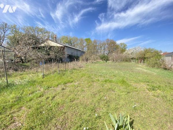 VILLEMANDEUR : Propriété avec atelier de menuiserie et terrain constructible de 5000 m²