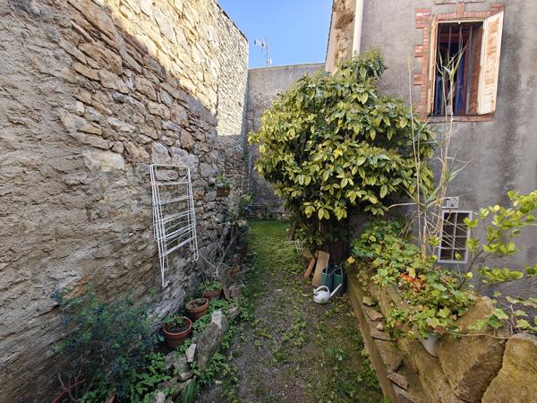 ROQUETAILLADE-MAISON DE VILLAGE EN PIERRE AVEC JARDIN, GARAGE ET ATELIER VENDU LOUÉE