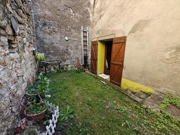 ROQUETAILLADE-MAISON DE VILLAGE EN PIERRE AVEC JARDIN, GARAGE ET ATELIER VENDU LOUÉE