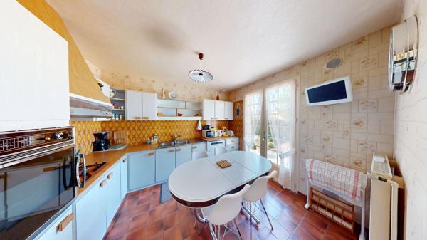 MAISON PARFAITEMENT ENTRETENUE, PREMIÈRE MAIN, BEAU TERRAIN DE 1062 M²