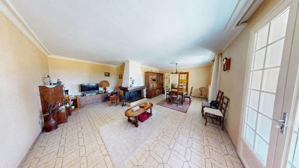 MAISON PARFAITEMENT ENTRETENUE, PREMIÈRE MAIN, BEAU TERRAIN DE 1062 M²