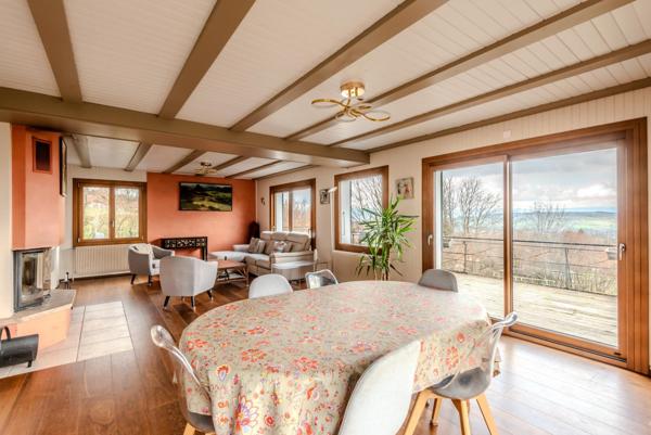 Charme, espace pour cette maison familiale vue lac