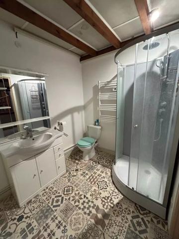 Immeuble à rénover avec piscine intérieure – Centre de Thouars