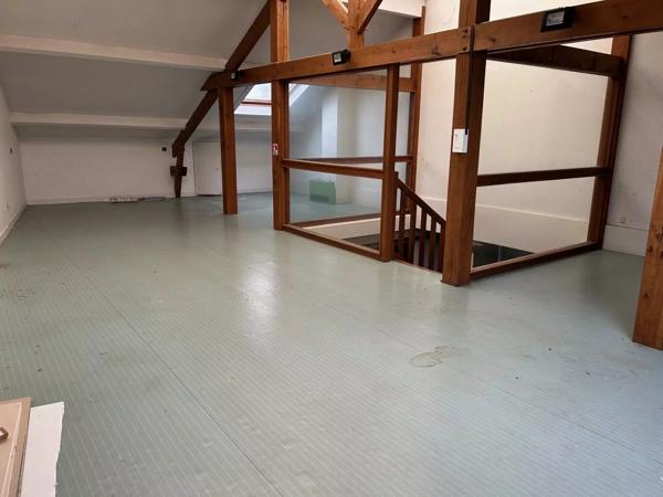 Immeuble à rénover avec piscine intérieure – Centre de Thouars