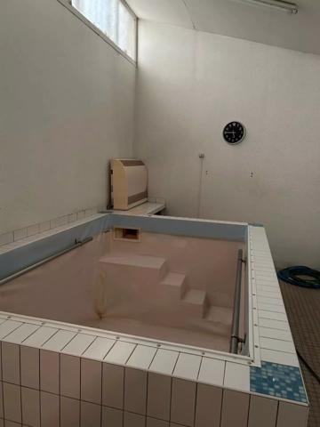 Immeuble à rénover avec piscine intérieure – Centre de Thouars