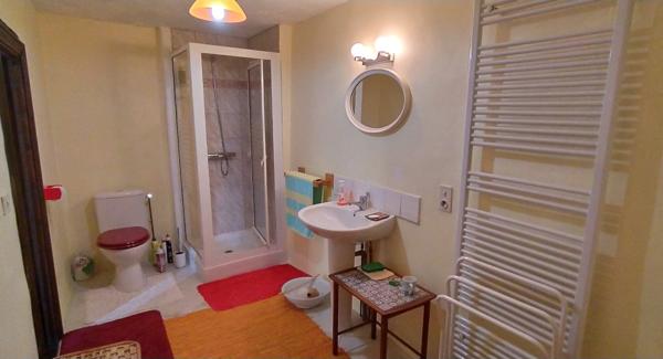 Maison en pierre 122m² + grange aménageable, à 5 min des commerces