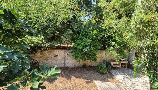 RARE À ROCHEFORT ? MAISON AU CALME AVEC JARDIN DANS UNE RUE TRÈS PRISÉE
