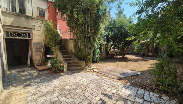 RARE À ROCHEFORT ? MAISON AU CALME AVEC JARDIN DANS UNE RUE TRÈS PRISÉE