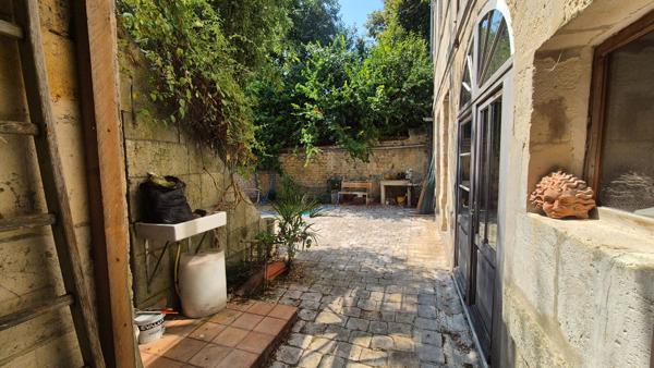 RARE À ROCHEFORT ? MAISON AU CALME AVEC JARDIN DANS UNE RUE TRÈS PRISÉE