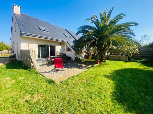 ensemble de deux maisons avec la mer à pieds