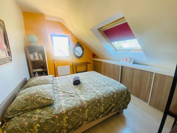 ensemble de deux maisons avec la mer à pieds