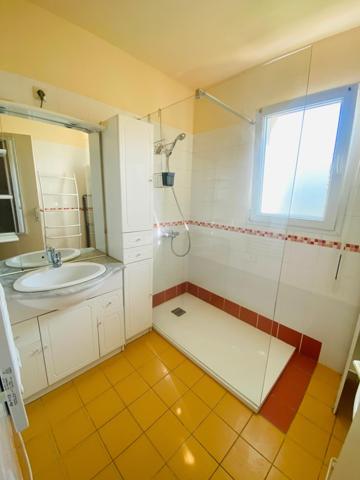 ensemble de deux maisons avec la mer à pieds