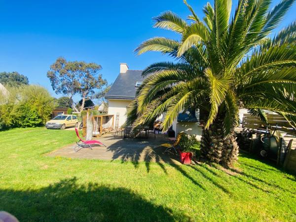 ensemble de deux maisons avec la mer à pieds