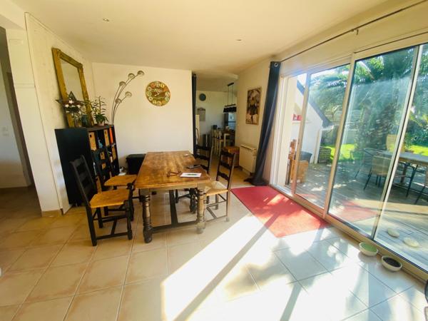 ensemble de deux maisons avec la mer à pieds