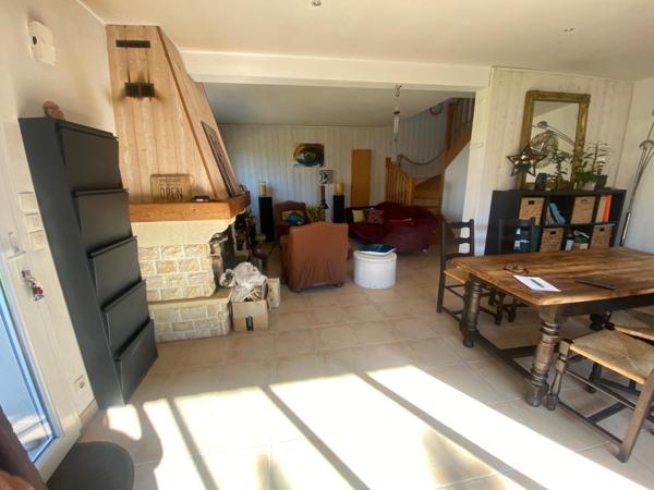 ensemble de deux maisons avec la mer à pieds