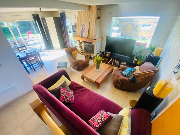 ensemble de deux maisons avec la mer à pieds