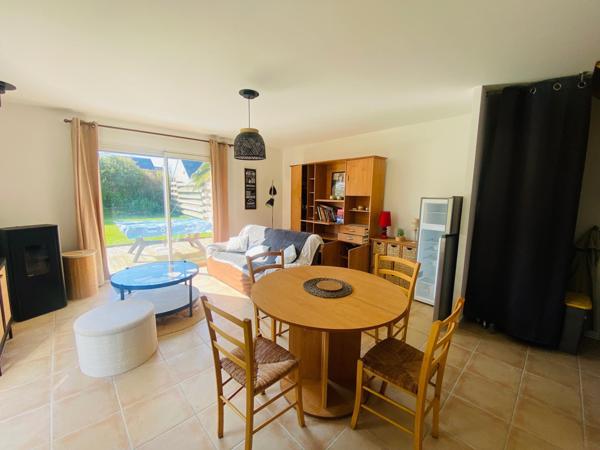 ensemble de deux maisons avec la mer à pieds