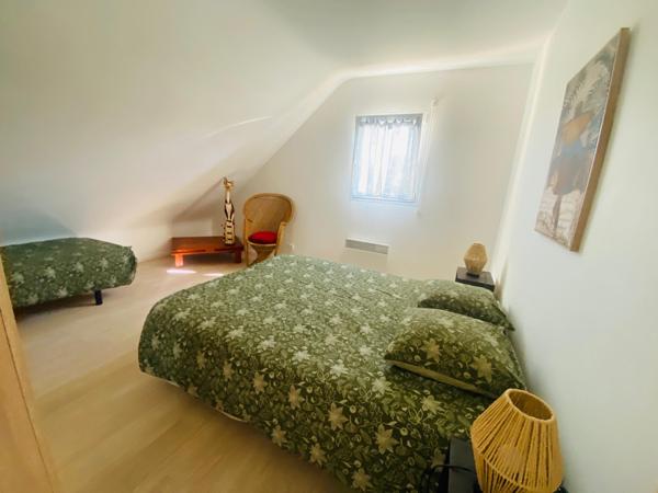 ensemble de deux maisons avec la mer à pieds