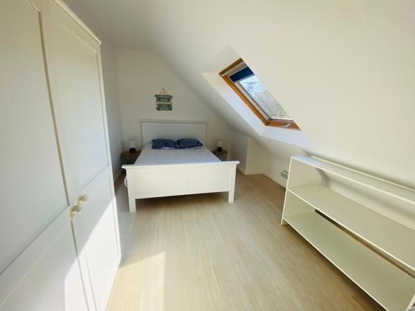 ensemble de deux maisons avec la mer à pieds