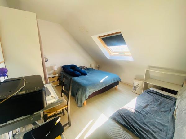 ensemble de deux maisons avec la mer à pieds