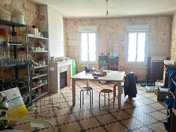 Maison en pierre à rénover, idéalement située au cœur de Castillon, avec jardin et beau potentiel d’aménagement.