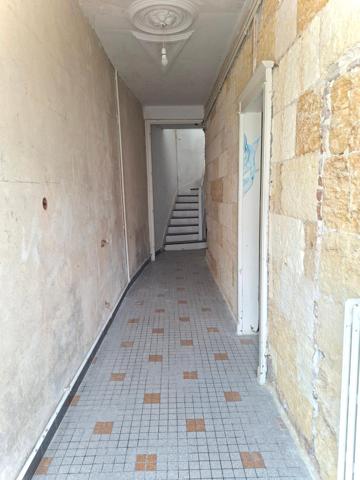 Maison en pierre à rénover, idéalement située au cœur de Castillon, avec jardin et beau potentiel d’aménagement.