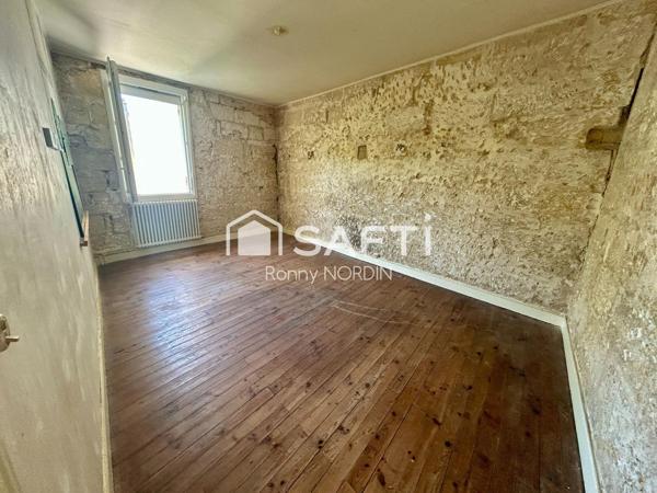 Maison en pierre à rénover, idéalement située au cœur de Castillon, avec jardin et beau potentiel d’aménagement.