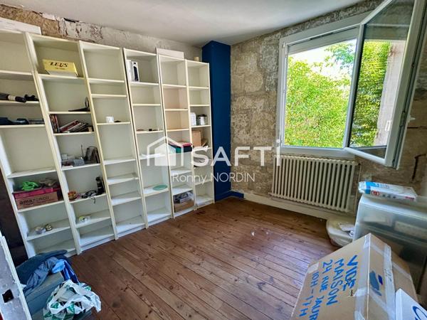 Maison en pierre à rénover, idéalement située au cœur de Castillon, avec jardin et beau potentiel d’aménagement.