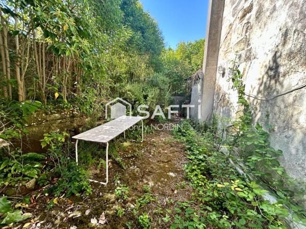 Maison en pierre à rénover, idéalement située au cœur de Castillon, avec jardin et beau potentiel d’aménagement.
