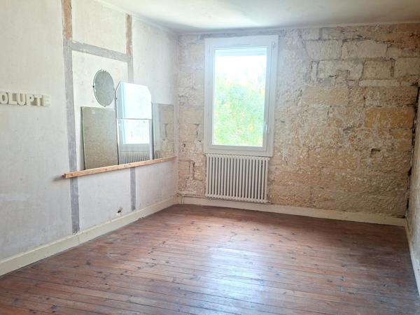 Maison en pierre à rénover, idéalement située au cœur de Castillon, avec jardin et beau potentiel d’aménagement.