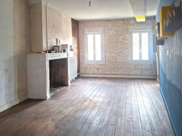 Maison en pierre à rénover, idéalement située au cœur de Castillon, avec jardin et beau potentiel d’aménagement.