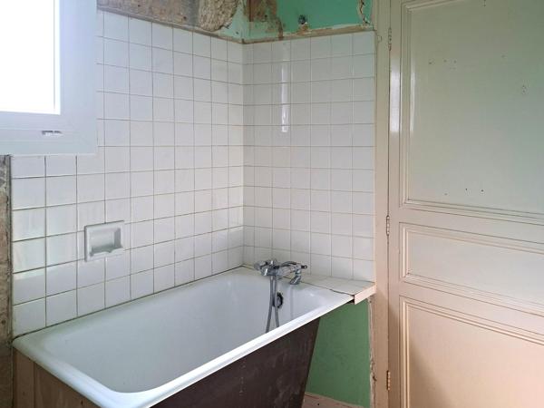 Maison en pierre à rénover, idéalement située au cœur de Castillon, avec jardin et beau potentiel d’aménagement.