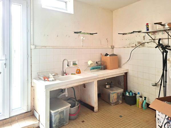 Maison en pierre à rénover, idéalement située au cœur de Castillon, avec jardin et beau potentiel d’aménagement.